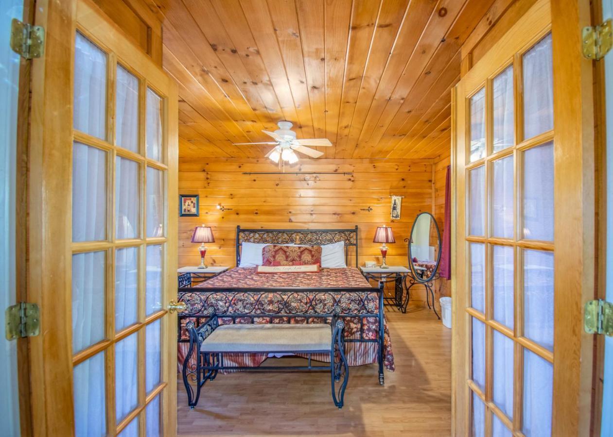 Ladybug Resort Romantic Cabin With Mountain Views, Game Room, Close To Dollywood Sevierville Εξωτερικό φωτογραφία