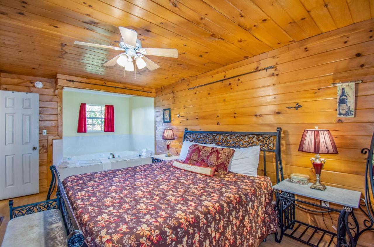 Ladybug Resort Romantic Cabin With Mountain Views, Game Room, Close To Dollywood Sevierville Εξωτερικό φωτογραφία