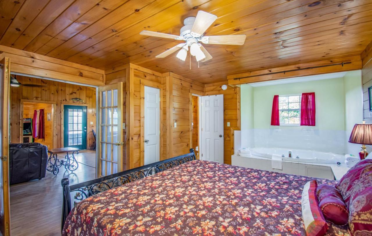 Ladybug Resort Romantic Cabin With Mountain Views, Game Room, Close To Dollywood Sevierville Εξωτερικό φωτογραφία