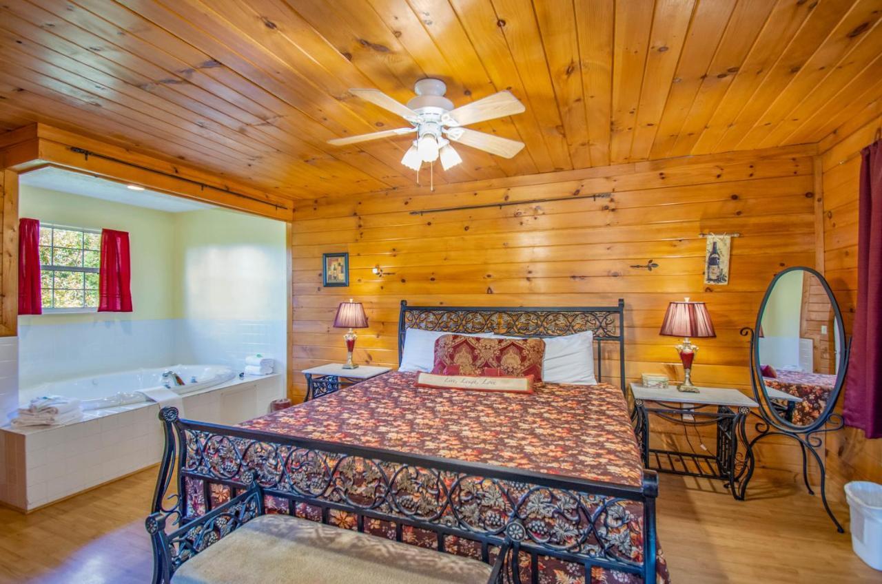 Ladybug Resort Romantic Cabin With Mountain Views, Game Room, Close To Dollywood Sevierville Εξωτερικό φωτογραφία